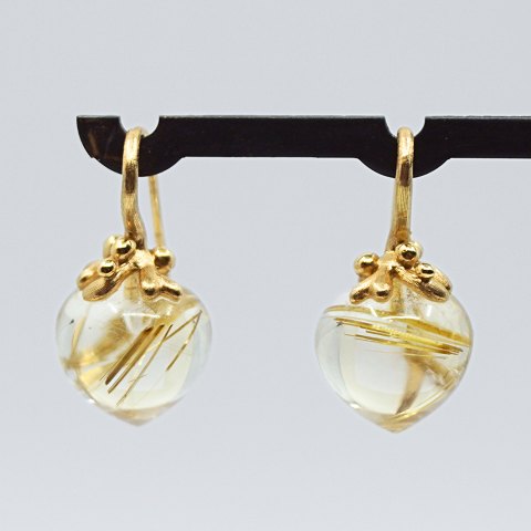 Ole Lynggaard; Pair of large Dew Drop earrings of 18k gold with rutile quartz Ole Lynggaard; Pair of large Dew Drop earrings of 18k gold with rutile quartz